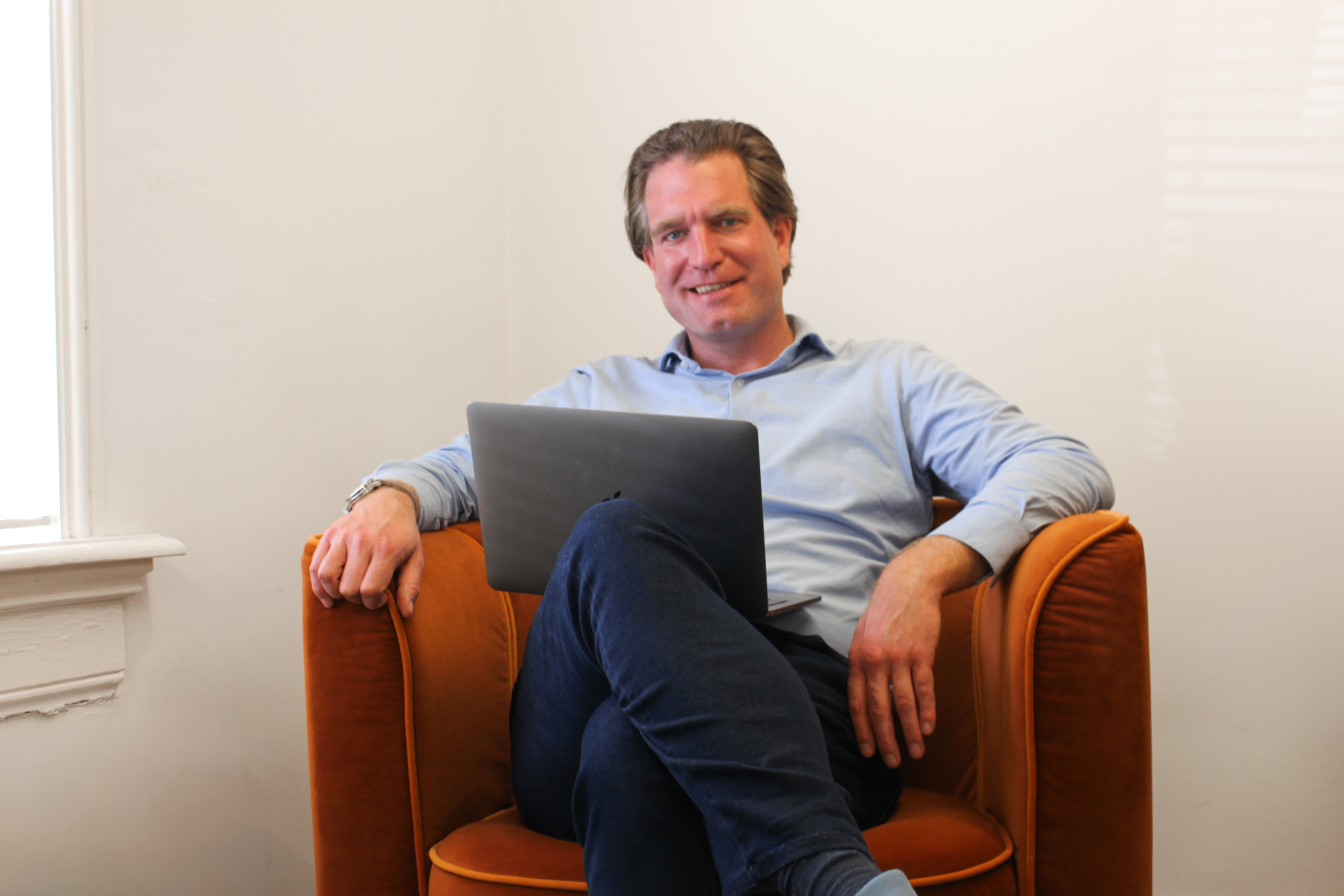 Professional ontspannen aan het werk met laptop